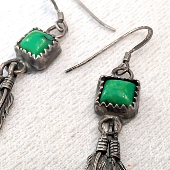 Vintage Navajo Sterling Silver & Gaspeite Feather Earrings - Picture 4 of 9